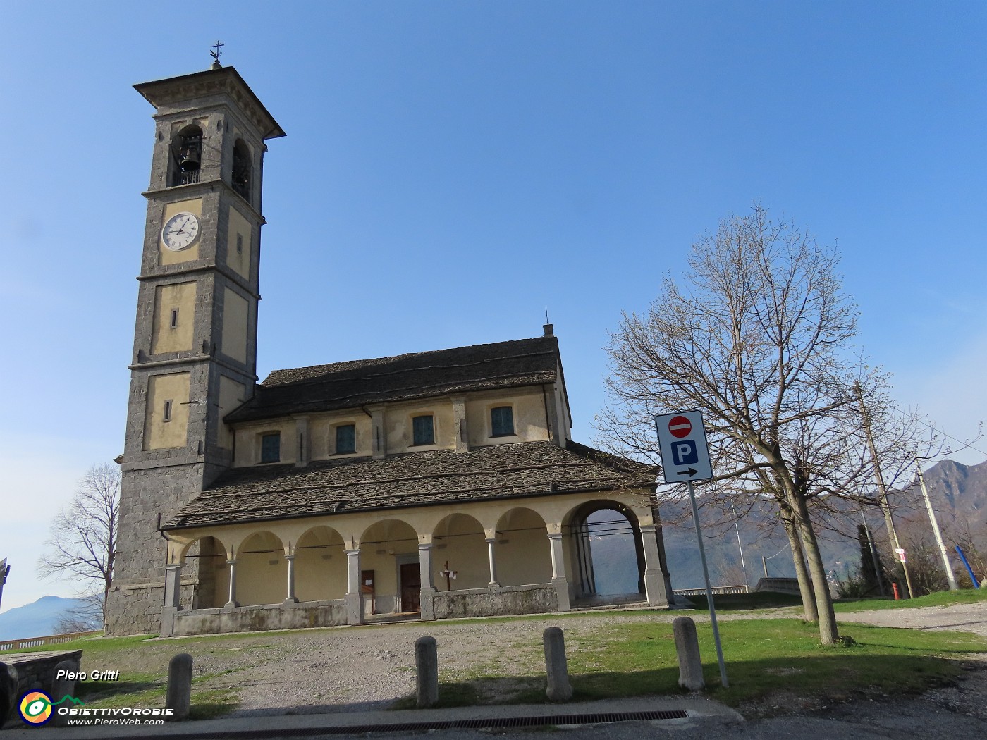 02 Chiesa di Fuipiano Valle Imagna (1017 m).JPG